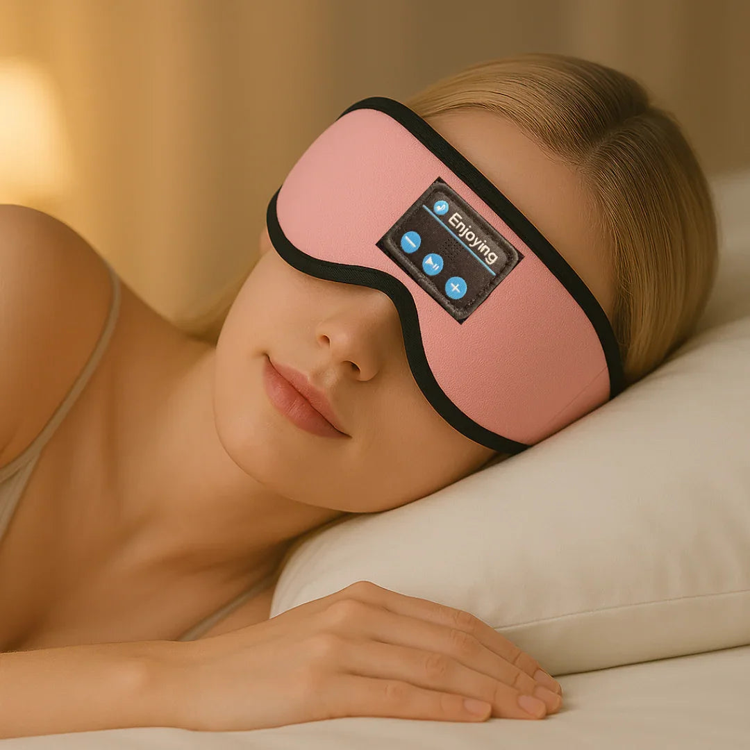 Femme allongée portant un masque Bluetooth rose avec commandes intégrées, détente et sommeil