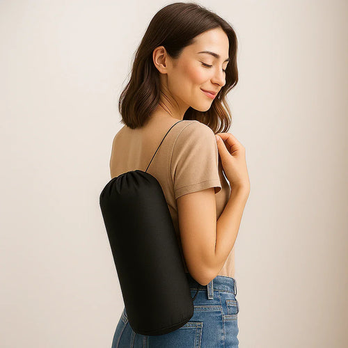 Tapis d'acupression noir enroulé dans sac de transport porté sur l'épaule d'une femme souriante